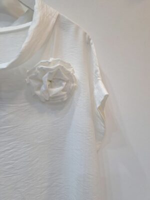 Blusa blanca broche - Imagen 2