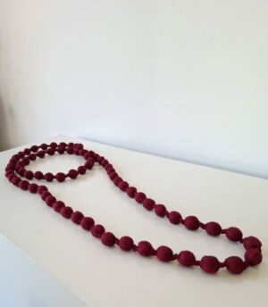 Collar largo bolas granate