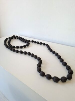 Collar largo bolas gris