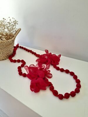 Collar largo bolas flor roja
