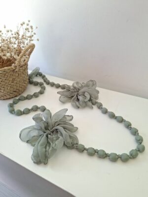 Collar largo bolas flor verde agua