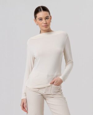 Camiseta cuello barco marfil