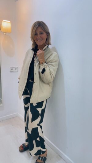Chaqueta reversible negra y beige