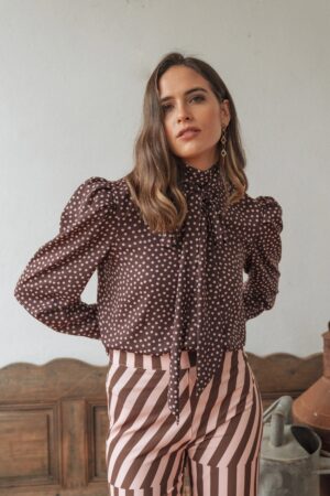 Camisa marrón motas lazo