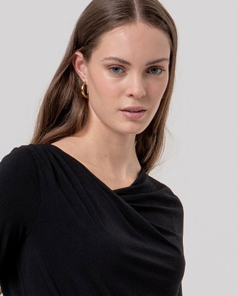 Camiseta cuello barco negra - Imagen 2