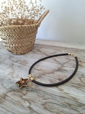 Collar estrella marrón
