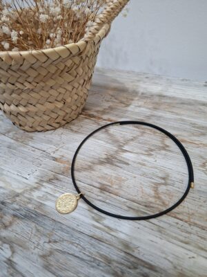 Collar negro imán moneda