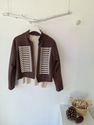 Chaqueta antelina marrón detalle